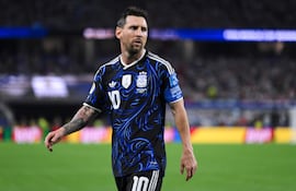 Lionel Messi de Argentina observa durante el partido del Grupo J de la Copa Mundial de la FIFA 2026 entre Jordania y Argentina en el Dallas Stadium el en Arlington, Texas.