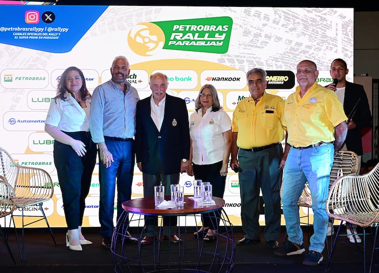 Catherine Vargas y Juan José Zapag (Nextar), Hugo Mersán Galli, Mirta Villamayor de Cardozo y Édgar Molas (TACPy), y Carlos Villate (CPV) posaron luego del evento.