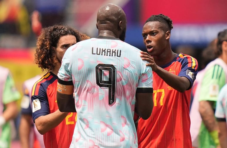 El belga Romelu Lukaku (izq.) da la mano al español Marc Cucurella (izq.) y al español Nico Williams tras perder el partido de cuartos de final de la Copa Mundial de la FIFA 2026 entre España y Bélgica, en Los Ángeles, EE. UU..