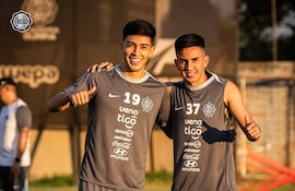 Rubén Lezcano y Bernardo Romeo Benítez están perfilados para jugar por los extremos, en el debut de Olimpia en la Copa Sudamericana 2026, frente al Audax Italiano. (Foto: @elClubOlimpia)