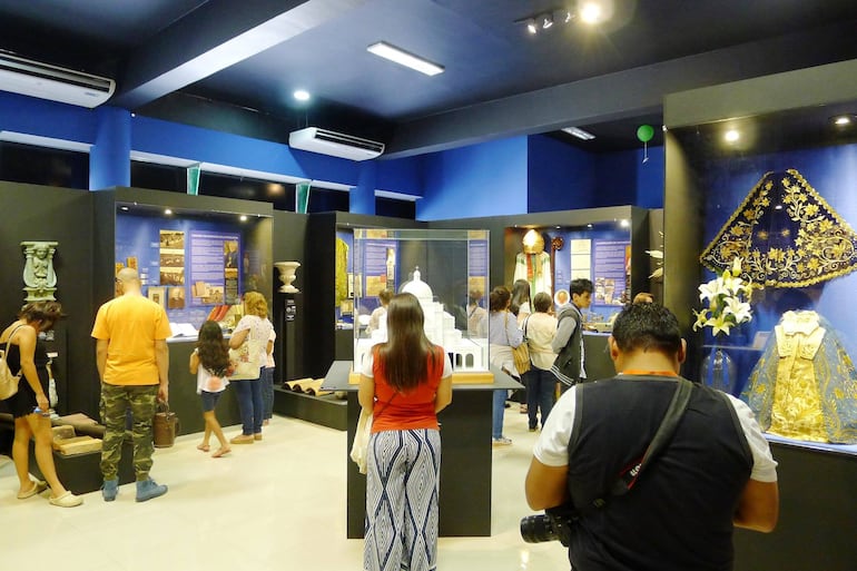 Tanto locales como turistas recorren el Museo de la Basílica de Caacupé, disfrutando de su historia y patrimonio cultural.