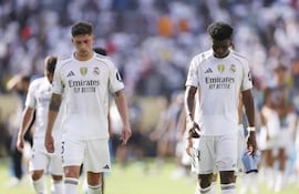 El francés Aurelien Tchouameni (d) y el uruguayo Federico Valderde durante un partido del Real Madrid.