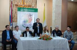 Integraron la mesa el intendente de Caacupé Diego Riveros (PLRA), el gobernador de Cordillera Denis Lichi (ANR), el rector de la basilica presbítero Rubén Dario Ojeda, la ministra de salud Teresa Baran, Crio. Omar Méndez y el ministro de la niñez Walter Gutiérrez.