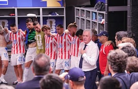 El entrenador de la selección paraguaya, Gustavo Alfaro tomó la palabra en el vestuario albirrojo para agradecer a los jugadores la entrega que tuvieron en el partido ante Francia. (Foto: @Albirroja)