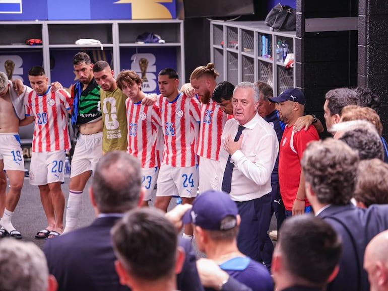 El entrenador de la selección paraguaya, Gustavo Alfaro tomó la palabra en el vestuario albirrojo para agradecer a los jugadores la entrega que tuvieron en el partido ante Francia. (Foto: @Albirroja)