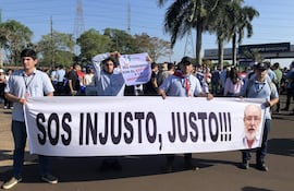 Protesta de empleados desvinculados de Itaipú señalan que el director general, Justo Zacarías Irún, es injusto por la decisión que tomó al descontratar a 187 personas que ingresaron mediante el último concurso.