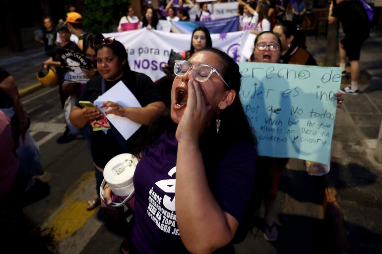 Una mujer reacciona en una marcha durante el Día Internacional de Eliminación de la Violencia contra la Mujer este martes, en Asunción.
