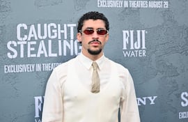 Bad Bunny asistió al estreno de Caught Stealing. (ANGELA WEISS / AFP)