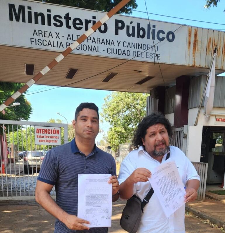 Jorge Brítez y Celso Miranda, tras presentar la denuncia ante la Fiscalía de Ciudad del Este.