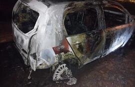 El automóvil perteneciente a Graciela Leite Godoy, ciudadana brasileña de 41 años, fue totalmente consumido por las llamas.