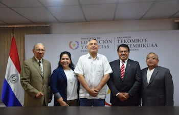 De izquierda a derecha: José Altamirano, presidente del Consejo de Rectores Edith Clari, miembro suplente, el ministro de Educación y presidente del Cones, Luis Ramírez; luego, José Sánchez, vicepresidente y Clarito Rojas, miembro titular, ambos también del Consejo de Rectores.