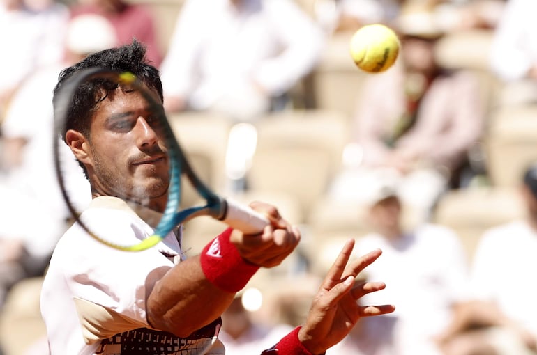 El tenista paraguayo Adolfo Daniel Vallejo en el partido frente a Moïse Kouamé por la segunda ronda del Roland Garros.