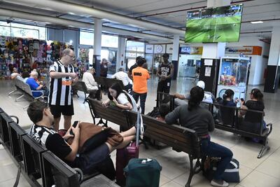 Los primeros hinchas del Atlético Mineiro que arribaron esta mañana a la Estación de Buses de Asunción.