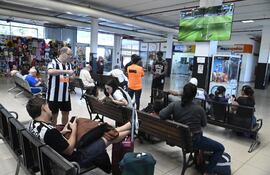 Los primeros hinchas del Atlético Mineiro que arribaron esta mañana a la Estación de Buses de Asunción.