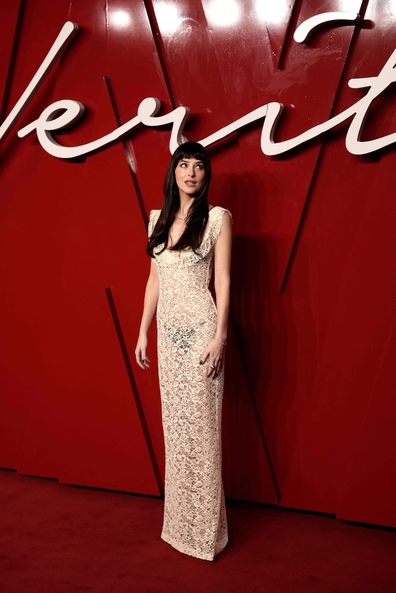 Dakota Johnson con su look para el infarto en la premier de Verity en Londres. (Brook Mitchell / AFP)