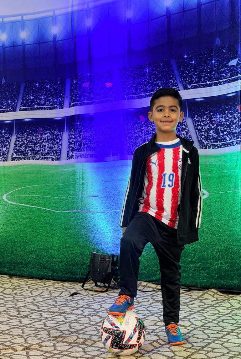 El niño Santino Miranda representó, en el cuento “El sueño de un niño”, al jugador Alex Adrián Arce.