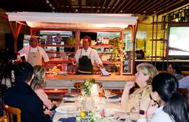 El reconocido chef argentino Roberto Petersen cocinó por primera vez en nuestro país gracias a una invitación de Casa Rica.