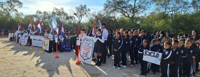 Los alumnos realizaron el desfile en la comunidad Laguna Negra.