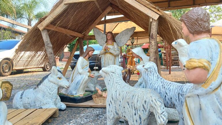 Pesebre hecho de cerámica. Los integrantes están pintados en blanco
