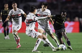Damián Bobadilla (c) y Nahuel Ferraresi, de São Paulo, disputan el balón con el colombiano Marlos Moreno, del Atlético Nacional.