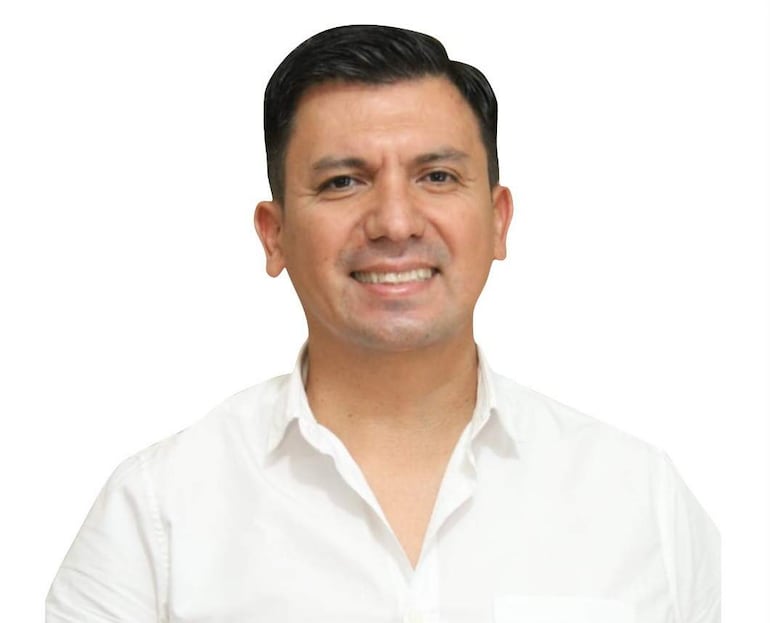 Persona sonriendo con una camisa, expresando felicidad en un ambiente informal.