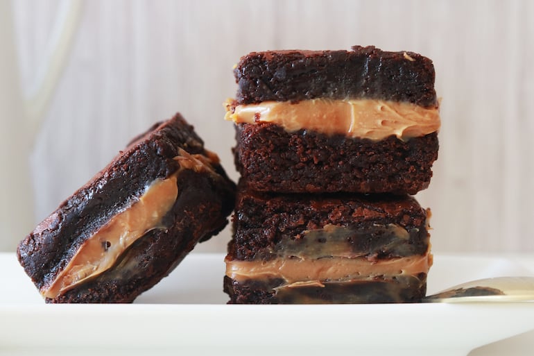 Alfajores de brownie con dulce de leche.