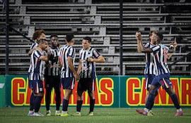 Los jugadores de Alianza Lima celebran un gol en el partido amistoso frente a Colo Colo en el estadio Alfredo Víctor Viera, en Montevideo, Uruguay.