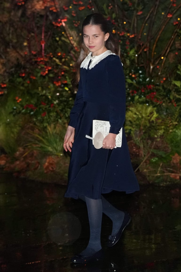 La princesita Charlotte de Gales llegando al concierto de villancicos en Westminster Abbey. (CARLOS JASSO / AFP)