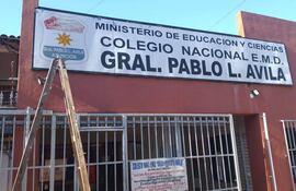 El colegio Pablo Ávila, del barrio San Pablo de Asunción, se encuentra sin energía eléctrica por la explosión de un transformador. Estudiantes dan clases diferenciadas.
