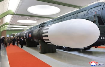 Esta imagen, tomada el 11 de octubre de 2026 y difundida por la Agencia Central de Noticias de Corea (KCNA) —el medio oficial de Corea del Norte— el 13 de octubre de 2026, muestra al líder norcoreano Kim Jong Un, a su esposa Ri Sol Ju y a su hija Kim Ju Ae durante un recorrido por el Museo de la Revolución de Defensa Nacional del Segundo Comité Económico, en Pionyang. (Foto ilustrativa)