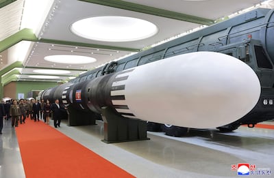 Esta imagen, tomada el 11 de octubre de 2026 y difundida por la Agencia Central de Noticias de Corea (KCNA) —el medio oficial de Corea del Norte— el 13 de octubre de 2026, muestra al líder norcoreano Kim Jong Un, a su esposa Ri Sol Ju y a su hija Kim Ju Ae durante un recorrido por el Museo de la Revolución de Defensa Nacional del Segundo Comité Económico, en Pionyang. (Foto ilustrativa)