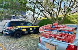 El automóvil con la droga incautada por los agentes de la Policía Rodoviaria Federal.