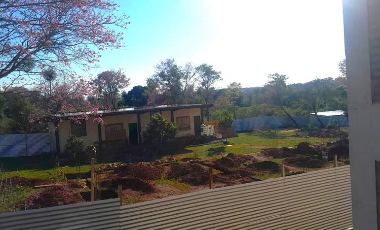 En Acahay, en el Colegio Florencio Molinas, la obra quedó inconclusa, limitada a la construcción de los cimientos, con varillas de hierro expuestas.