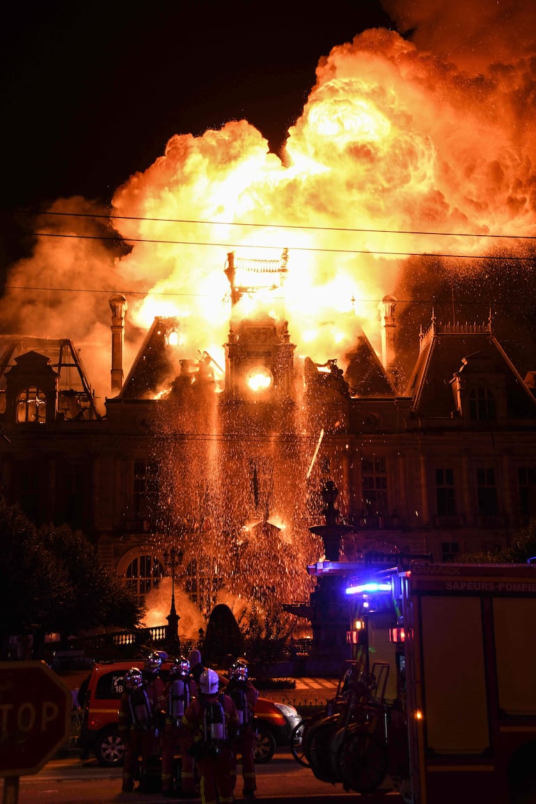 Un incendio que consume el ayuntamiento, después de que un grupo de personas irrumpiera en el edificio durante una jornada de protestas contra el «alto costo de la vida» en Limoges, en el centro de Francia, el 17 de octubre de 2026.