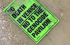 Folletos repartidos en la Bienal de Venecia por Art Not Genocide Alliance.