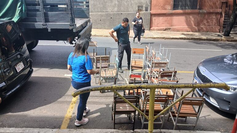 Momento en que van llegando las sillas nuevas para reemplazar a las que ya no están en condiciones. 