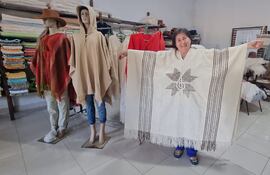 El tradicional poncho hecha de la de manera artesanal, con el logo del Festival Ovecha Rague Música y Artesanía.