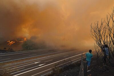 Un incendio forestal arde cerca de una carretera en A Gudina, noroeste de España, el 15 de agosto de 2025.