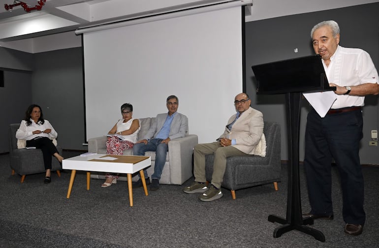 El ex ministro Dionisio Borda durante el conversatorio sobre Caja Fiscal en el auditorio de la UCOM. Foto Pedro Gonzalez
