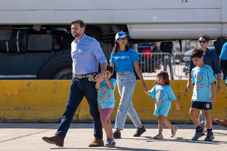 JD y Usha Vance con sus hijos Ewan, Vivek y Mirabel. (Instagram/Second Lady Usha Vance)