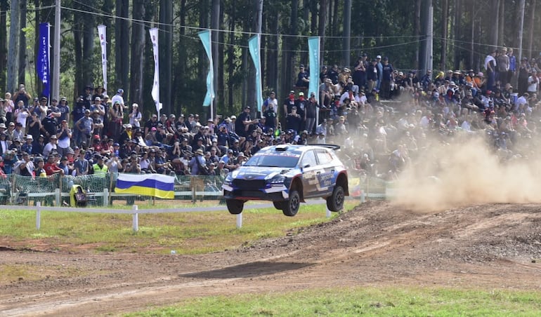 El Skoda Fabia RS Rally2 del piloto paraguayo Fau Zaldívar en la Etapa 2 del Rally del Paraguay, la undécima fecha del Mundial de Rally 2026 en los tramos de Hohenau, Departamento de Itapúa, Paraguay.