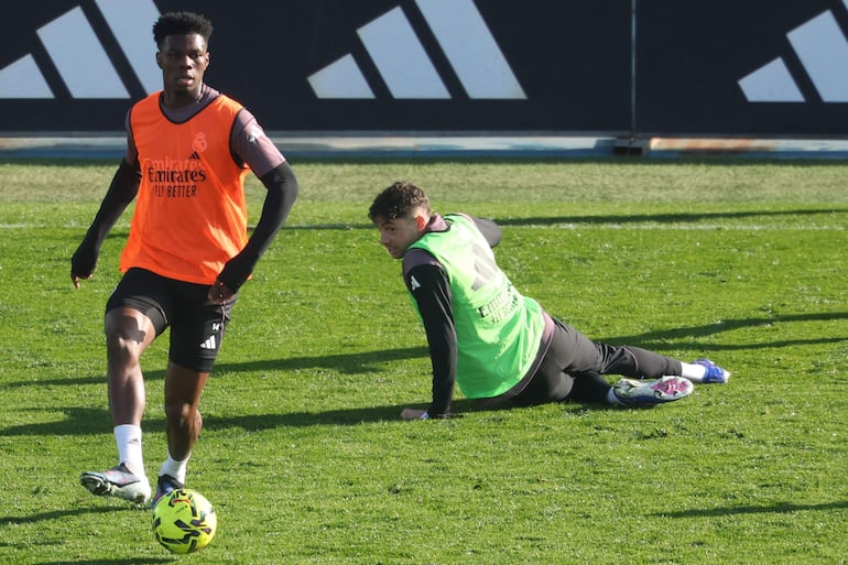 El francés Aurelien Tchouameni (i) y el uruguayo Federico Valderde en una práctica de Real Madrid en el centro de entrenamiento del club en Valdebebas. 