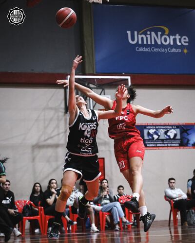 Johana Ghiringhelli (i) y Sofía Villasboa pelean por la posesión del balón, en el partido que las Queens se impusieron en su visita a Félix Pérez.