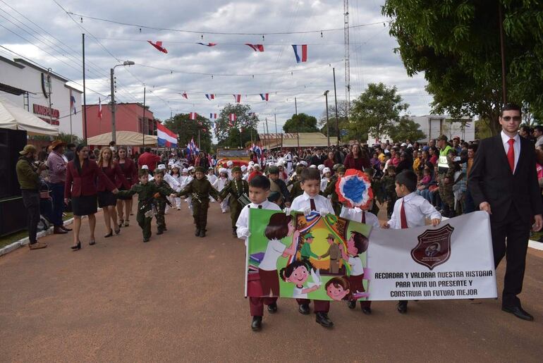 Los niños y jóvenes dieron colorido al desfile por el aniversario de la ciudad.