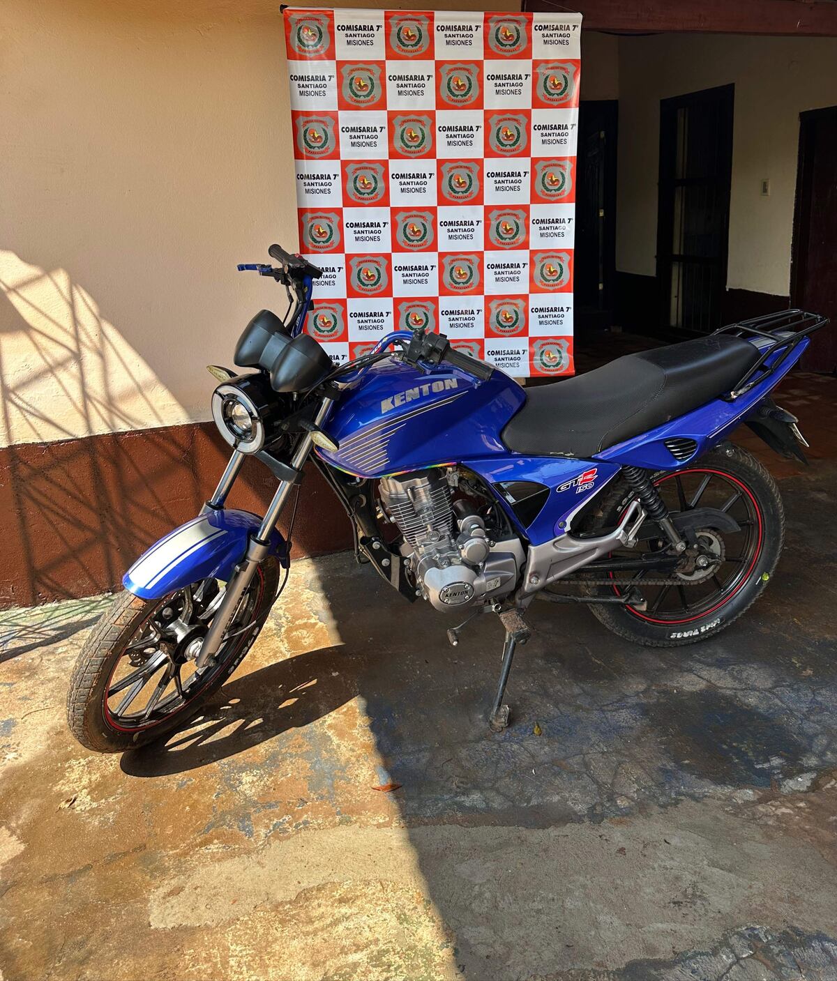 Recuperan motocicleta hurtada en una vivienda abandonada en Santiago