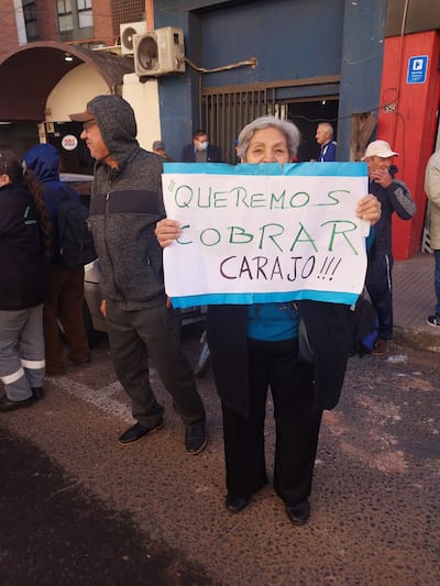 Jubilados municipales exigen a las autoridades una solución ante el quiebre de la caja de jubilaciones. 