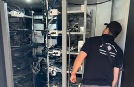 La Fiscalía se incautó varias evidencias de la casa ocupadas por Adriano Mattje Lopes en una lujosa mansión del barrio cerrado Paraná Country Club. El allanamiento realizado en octubre del año 2022 fue declarado nulo ayer por un tribunal de sentencia e invalidó todo el proceso.