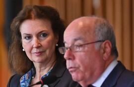 El canciller de Brasil, Mauro Vieira (d), participa en una rueda de prensa conjunta con su homóloga argentina, Diana Mondino, este lunes, en el Palacio de Itamaraty en Brasilia (Brasil). Vieira recibió este lunes a su homóloga Mondino, con quien pasó revista a la extensa agenda bilateral, que según ambos avanza pese a las fuertes diferencias ideológicas de sus Gobiernos. Vieira y Mondino explicaron a los periodistas que, durante la que ha sido la primera visita oficial de la ministra argentina a Brasil, fue analizada toda la agenda bilateral en marcha, aunque con cierto énfasis en las áreas de energía e integración física.