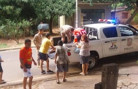 Cuestionan traslado de paciente en patrullera ante falta de ambulancia.