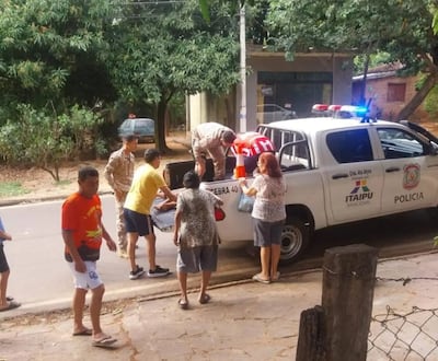 Cuestionan traslado de paciente en patrullera ante falta de ambulancia.